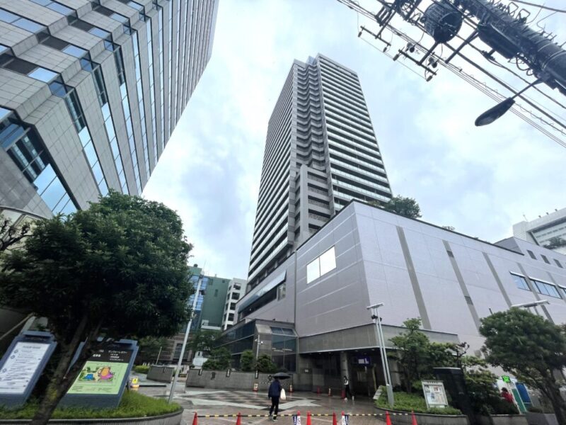 【外観】「中野」駅徒歩5分の好立地に聳える、凛としたスマートな印象の外観です。1994年11月築、戸田建設/三井建設共同企業体施工、中野四丁目東地区市街地再開発組合旧分譲の地上26階建、総戸数144戸のタワーレジデンスです。低層階(地上3階まで)にはスーパーや郵便局・スポーツジム・生活雑貨店などが入り、市役所も至近にあり、利便性の高い立地です。「中野」駅は、JR中央線・総武線、東京メトロ東西線の3路線が利用でき、「新宿」駅まで約5分、「東京」駅まで約20分と、都心へのアクセスがとても便利です。また、駅前にはバスターミナルがあり、バスでの移動もスムーズです。そんな駅近ながら、「中野セントラルパーク」や「中野四季の森公園」が近く、四季折々の自然も感じられる住環境です。区立小・中学校はも徒歩圏、総合病院も近くに揃い、子育て世帯にも安心の住環境。幅広い世代が暮らしやすい街並みです。
