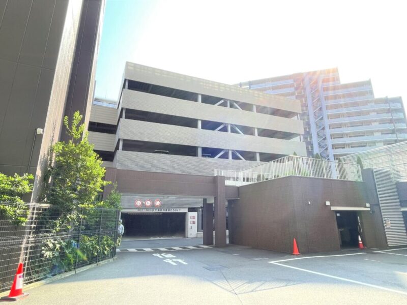 【駐車場】屋上以外は屋根があり、天候の影響を受けず、濡れずに乗り降りできる自走式立体駐車場です。