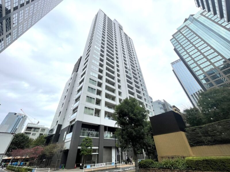 【外観】西新宿の十二社通り沿いに位置する、ホワイトを基調とした曲線的なフォルムと低層階は直線的なフォルムのダークブラウンのツートンの外観です。2006年10月築、地下2階地上29階建、総戸数227戸の戸田建設施工、旭化成ホームズ旧分譲の「アトラス」シリーズのタワーレジデンスです。「西新宿」駅をはじめ「都庁前」駅、「中野坂上」駅、「新宿」駅など複数駅・路線が利用可能です。通勤・通学はもちろん、休日のお出かけにも便利です。周辺にはスーパーやドラッグストアも徒歩2分の位置にあり、都心ながら日常のお買い物も便利な立地です。「新宿」駅周辺の百貨店や大型商業施設も生活圏となる便利な環境です。緑豊かな「新宿中央公園」が徒歩圏内。お子様との散策やリフレッシュにも適しています。「東京医科大学病院」も身近にあり、安心感のある住環境です。