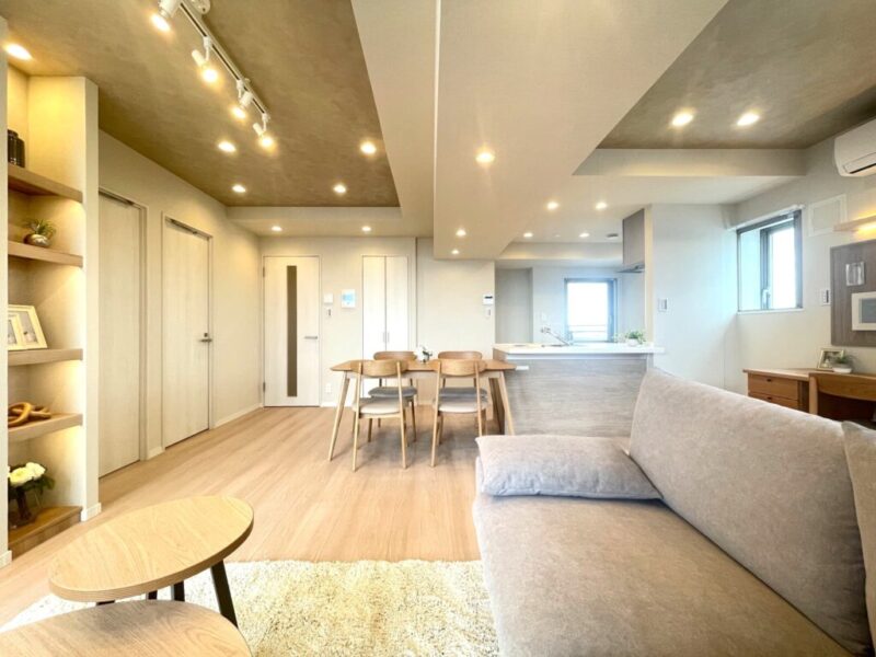 【LDK：約19.0帖】飾り棚などの間接照明やダウンライトで光のグラデーションが陰影をつくり、柔らかな雰囲気を醸し出し、インテリアをスタイリッシュに引き立てます。