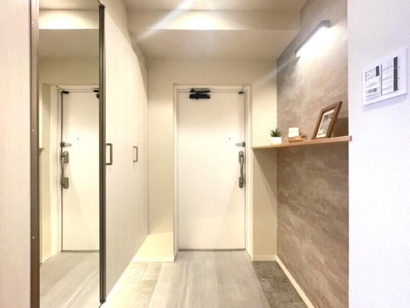 【玄関】玄関は落ち着いた雰囲気です。高さのあるシューズクローゼットが設置されており、たっぷりのシューズが収納できます。フロートタイプなのでお掃除もしやすく、姿見やフットライトで玄関フロアもさらに広く感じられます。カウンターも備えており、お好みの物を置いて玄関の空間演出が愉しめます。