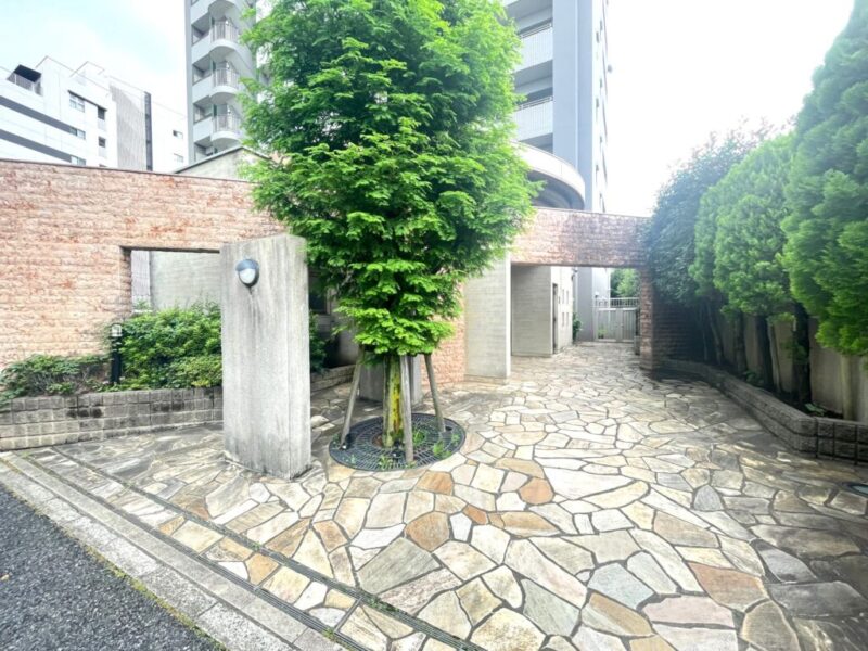 【エントランス】植栽やクオーツサイトが美しく配されたエントランスアプローチが印象的。住まいの格調を感じさせる迎賓空間です。