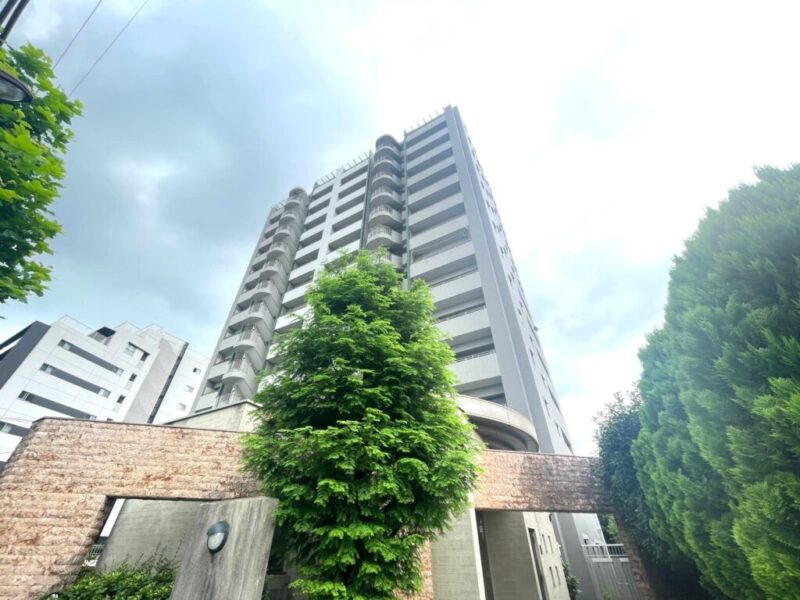 【外観】落ち着いた色調のタイル貼りが上質感を演出。住宅街に調和する端正な佇まいが魅力です。2003年11月築、川田工業施工、大和ハウス工業旧分譲の地上14階建、総戸数54戸のレジデンス。2路線利用可能な「平和台」駅を最寄りとし、都心主要エリアへスムーズにアクセス。副都心線は東急東横線・みなとみらい線への直通運転もあり、行動範囲が広がります。スーパーやコンビニ、ドラッグストアなど日常生活に便利な施設が徒歩5分圏内に充実。飲食店や金融機関も身近に揃い、毎日の暮らしを快適にサポートします。保育園や小・中学校、クリニックなど生活に欠かせない施設が身近に充実。緑豊かな公園も多く、ファミリーにもおすすめの住環境です。