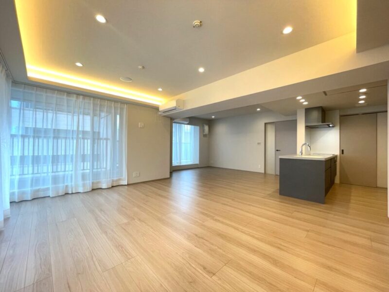 【LDK:約25.2帖】西と北向きの大きな窓からの採光があり、陽当たりや風通しが良く、開放感や暖か味のある雰囲気は快適です。家族でゆったり寛げる居心地の良いリビングダイニングです。