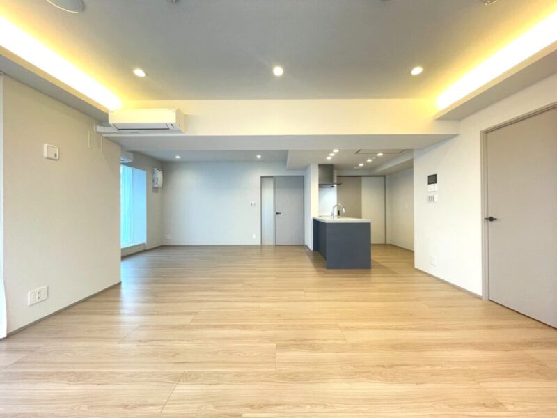 【LDK:約25.2帖】リビングとダイニングを分けて利用でき、家具のレイアウトもしやすい間取りです。大きなソファや大型テレビを置いてもゆとりがある広さです。