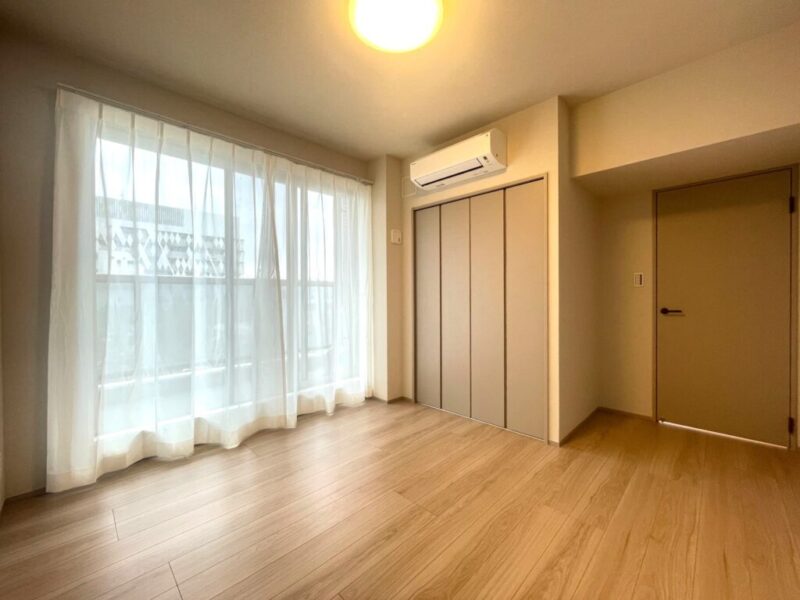 【洋室:約6.5帖】西向きの陽光が注ぎ、過ぎゆくときをゆったり感じられる洋室。クローゼットを備え、シングルベッドとデスクのどちらも置ける広さがあるので、お子様のお部屋やワークスペース・書斎などに向いています。