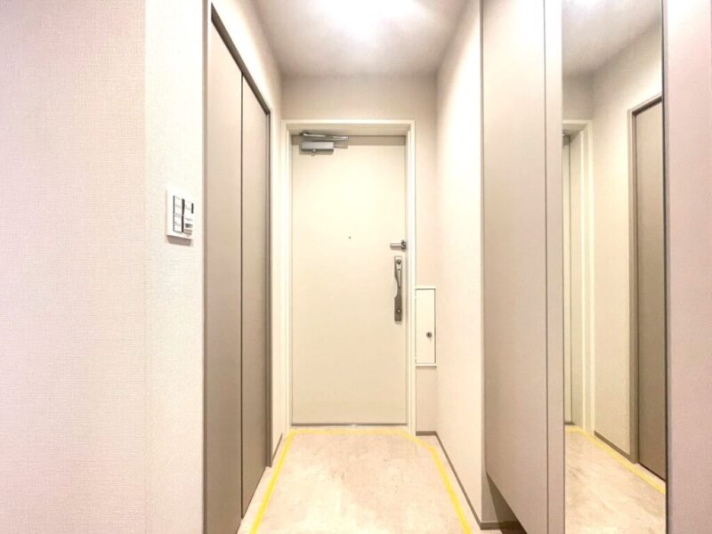 【玄関】玄関は落ち着いた雰囲気です。高さのあるシューズクローゼットが設置されており、たっぷりのシューズが収納できます。フロートタイプなので、お掃除もしやすく玄関フロアもさらに広く感じられます。姿見も付いていて、お出掛け前の身だしなみチェックもできます。