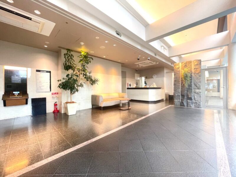 【ロビー】ゆとりあるエントランスホールは、落ち着いた雰囲気が広がる上質な共用空間。来訪者を気持ちよく迎えられます。コンシェルジュがホテルライクなフロントサービスを提供し、日々の快適な暮らしをサポート致します。