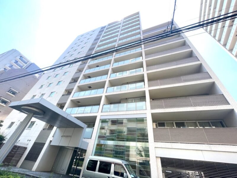 【外観】ガラスとタイル張りの洗練されたデザインが印象的な、文京の街並みに調和する気品あふれるレジデンスです。2008年8月築、錢高組施工、三菱地所旧分譲の地上14階建、総戸数207戸のハイグレードマンション。4駅10分圏内で複数駅・複数路線を使い分けられる交通利便性が魅力です。都心主要エリアへスムーズにアクセスでき、ビジネスにもプライベートにも快適なロケーションです。スーパーやコンビニ、ドラッグストア、飲食店が徒歩圏に揃い、日々のお買い物から外食まで便利な住環境です。日常生活を支える商業施設が充実し、金融機関や郵便局なども徒歩圏内。「東京ドームシティ」も身近に利用できます。「小石川後楽園」をはじめとする緑豊かな環境に加え、区立小・中学校は徒歩5分圏内で教育施設や大学、総合病院も充実。文教地区ならではの安心感があります。