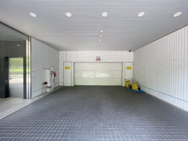 【駐車場】敷地屋内にあるゲート付き機械式駐車場はセキュリティーにも配慮され、天候による汚れや日焼けなどから大切なお車を守ります。