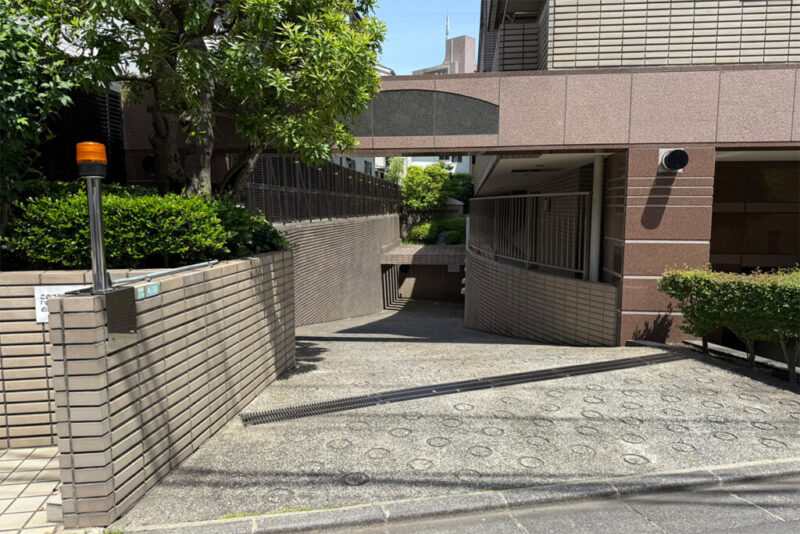 【駐車場】敷地内にある地下駐車場はセキュリティーにも配慮され、雨の日も濡れずに乗り降りでき、天候による汚れや日焼けなどから大切なお車を守ります。