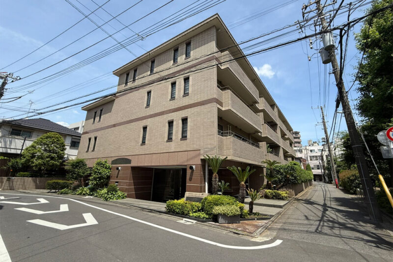 【外観】重厚感のあるタイル貼りの低層レジデンス。落ち着いた街並みに調和する、品格ある外観デザインです。1991年8月築、戸田建設施工、藤和不動産旧分譲の地下1階付地上4階建、総戸数13戸のヴィンテージマンションです。東急東横線と東急目黒線の2駅利用可能。都心主要エリアへのアクセスに優れ、バス便を利用すれば「目黒」駅方面への移動もスムーズです。徒歩圏にスーパーやコンビニ、ドラッグストアが揃い、毎日のお買い物も快適。「学芸大学商店街」や「武蔵小山商店街」も生活圏となり、多彩な店舗を利用できます。