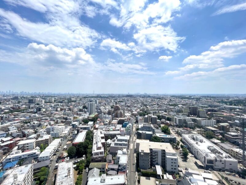 【住戸からの眺望】目線を遮るものはなにもない空色の移ろいも感じられる爽快なパノラマビューです。夜は一面に広がる灯りの美しい夜景も愉しめます。