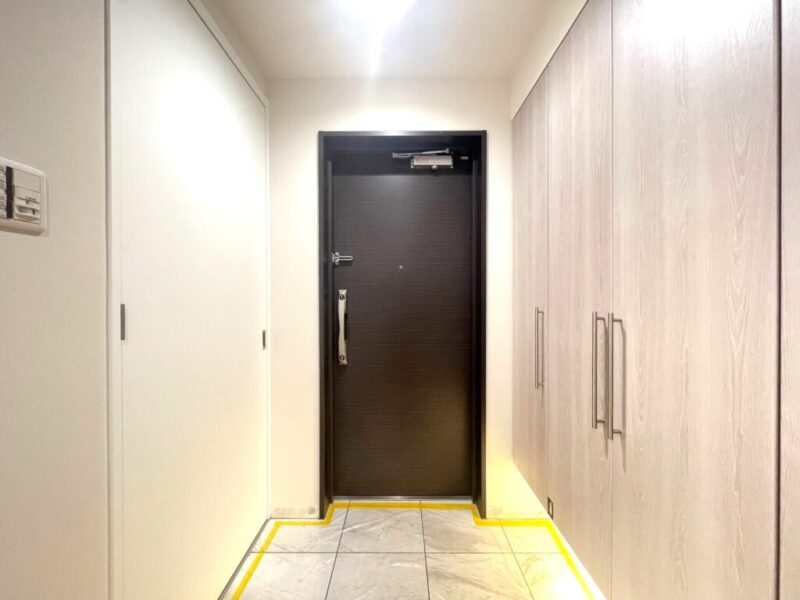 【玄関】玄関は落ち着いた雰囲気です。高さのある収納やシューズクローゼットが一面に設置されており、たっぷり収納できます。フロートタイプなので、お掃除もしやすくフットライトで玄関や廊下もさらに広く感じられます。人感センサー付きで節電にもなり、帰宅時には、暗い室内のスイッチを探すことなく、明るい玄関がお出迎えしてくれます。