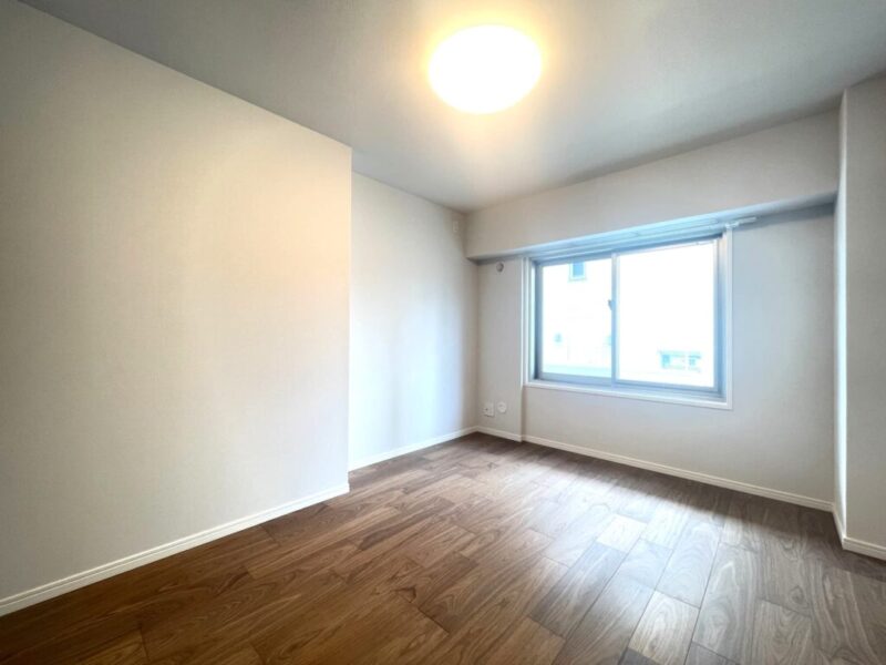 【洋室：約6.5帖】西向きの陽光が注ぎ、過ぎゆくときをゆったり感じられるお部屋です。玄関に隣接しプライベート性が高く、間口が広く使い勝手の良いクローゼットを備え、大型ベッドが置ける広さで、主寝室におすすめです。