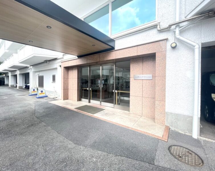 【エントランス】重厚感のあるキャノピーとストーンタイルが落ち着きと品格を感じるエントランス。住まう方やゲストを上質な空間へと迎えます。