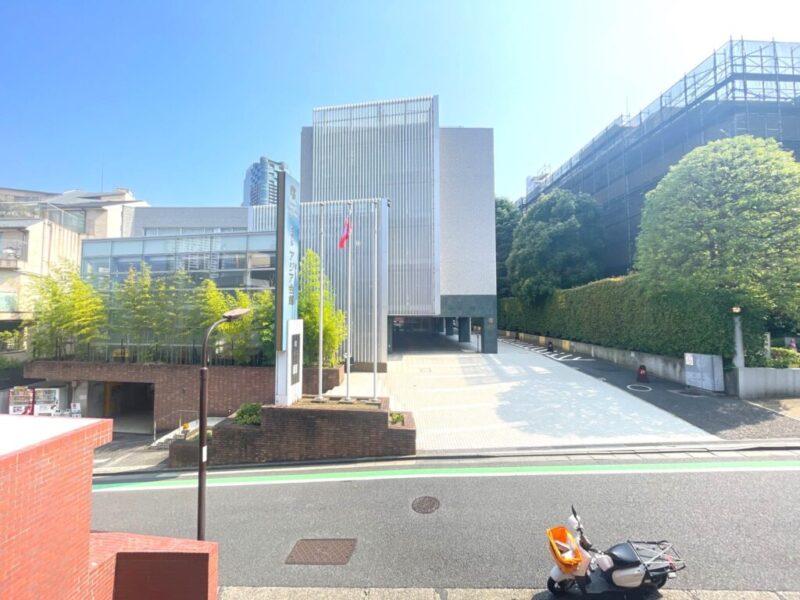 【住戸からの眺望】眼下は道路で、前面の建物まで距離が保たれているので陽光も注ぎ、周辺は低層の建物も多く開放感もあり、広い空も仰げる眺望です。