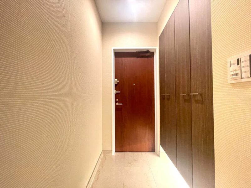 【玄関】玄関は落ち着いた雰囲気です。高さのあるシューズクローゼットが設置されており、たっぷりのシューズが収納できます。フロートタイプなので、お掃除もしやすくフットライトで玄関フロアもさらに広く感じられます。