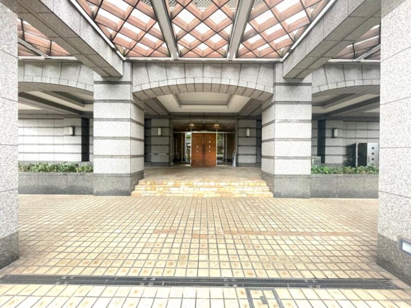 【エントランス】重厚感と洗練を兼ね備えたエントランスが住人を迎えます。都市型レジデンスらしい落ち着きと品格を感じさせる佇まいです。オートロックや防犯カメラなど、都市生活に求められるセキュリティに配慮。共働き世帯にも嬉しい宅配ボックスなど、不在時の荷物の受け取りにも便利です。コンシェルジュがホテルライクなフロントサービスを提供し、日々の快適な暮らしをサポート致します。