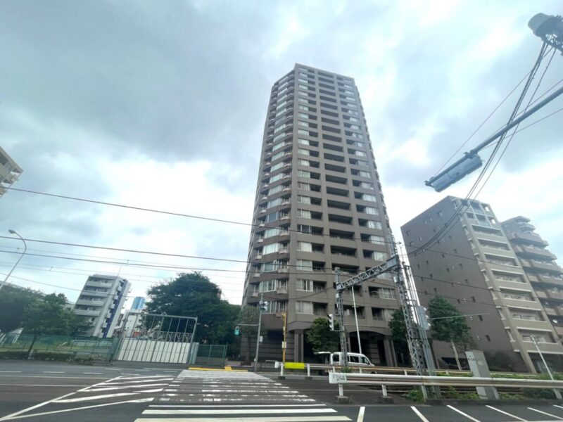 【外観】緑豊かな街並みと調和しつつ、存在感を放つ都市型タワーフォルムです。1999年3月築、竹中工務店施工、住友不動産旧分譲の地下1階付地上23階建、総戸数151戸のレジデンスです。複数駅・路線を使い分けられる交通利便性が魅力です。東西線・副都心線を利用して、新宿・渋谷・池袋・大手町方面へスムーズにアクセスできます。駅周辺にはスーパーやコンビニ、飲食店など日々の暮らしを支える施設が充実。早稲田・高田馬場エリアの多彩な商業施設も生活圏として利用できます。「早稲田大学」をはじめ教育施設が身近にあり、文教の薫りを感じるエリア。神田川沿いの緑や「甘泉園公園」や「肥後細川庭園」などの大型公園や庭園も点在し、都心にいながら自然に親しめます。