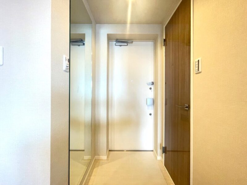 【玄関】落ち着きのある雰囲気で、玄関横にはシューズインクローゼットを備えています。シューズもたっぷり、ベビーカーや傘立ても収納でき、玄関フロアもすっきりご利用頂けます。大きな姿見も付いていて、お出掛け前の身だしなみチェックもでき、玄関をさらに一回り広く感じさせます。