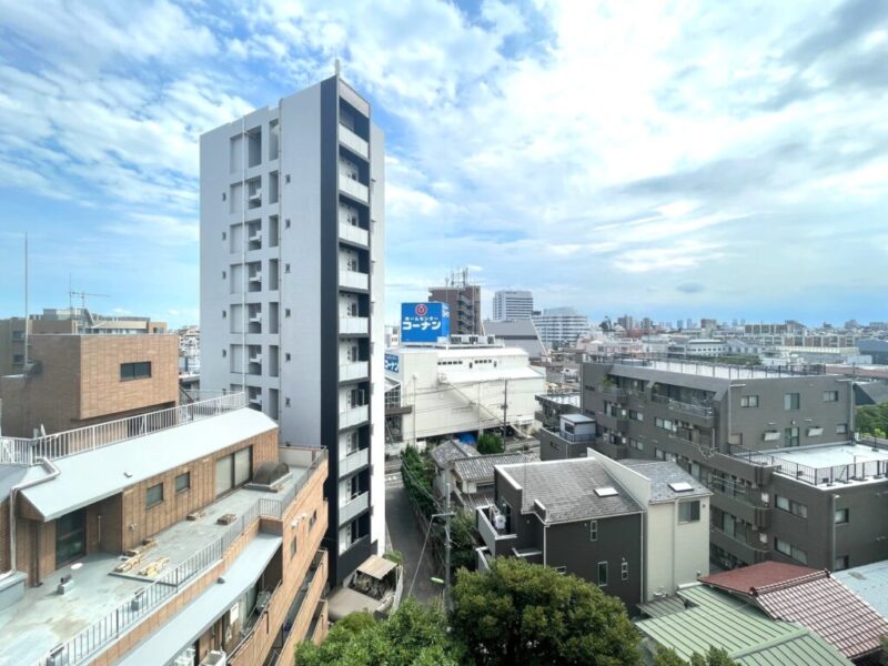 【住戸からの眺望】眼下は低層の建物も多く抜けもあり、遠くの街まで望めます。