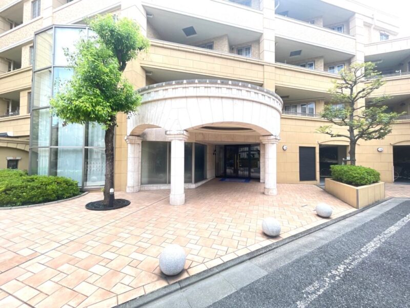 【エントランス】住まう方やゲストを迎えるエントランスは、邸宅感を感じさせる落ち着いた佇まいが魅力です。