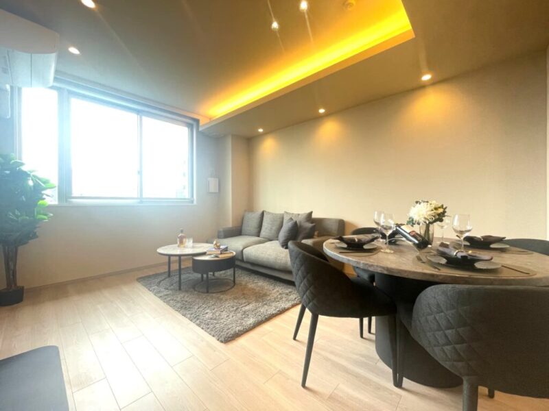 【LDK：約14.3帖】東向きの窓から爽やかな朝の陽光が注ぎ、暖か味のある雰囲気は快適で、家族でゆったり寛げる居心地の良いリビングダイニングです。