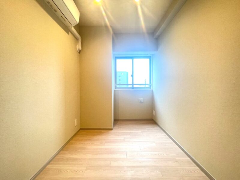 【洋室：約4.2帖】キッチン近くの洋室で、独立性もあるこちらのお部屋は、目が届きやすくお子様のお部屋にもおすすめです。クローゼットも備えています。