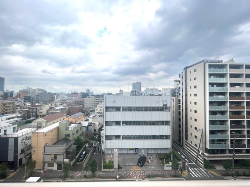 【住戸からの眺望】眼下は道路で開放感があり、前面の建物まで距離が保たれているので陽光も注ぎ、抜けもあり、広い空も仰げる眺望です。