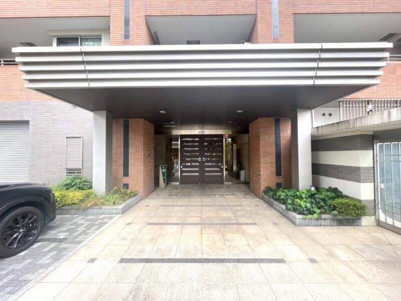 【エントランス】重厚で落ち着いたデザインと植栽が調和したエントランス。住まいの第一印象を美しく演出します。オートロックや防犯カメラ、宅配ボックスを備えた安心のセキュリティ体制。都市生活を快適にサポートします。