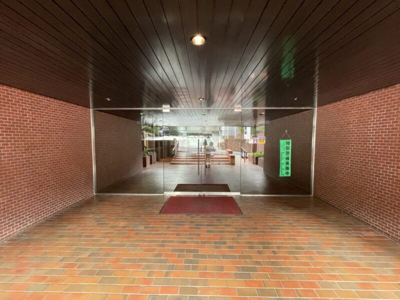 【エントランス】重厚感のあるエントランスが住まう方を上品に迎えます。