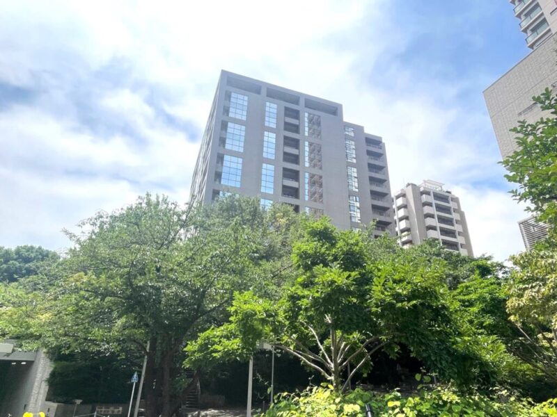 【外観】六本木6丁目の落ち着いた街並みに位置し、重厚感と洗練を兼ね備えた外観が印象的な、六本木の街にふさわしい気品漂う佇まい。2003年6月築、ジェイティ不動産設計、積水ハウス/戸田建設共同体施工、GOPI特定目的会社旧分譲の地下1階地上14階建、総戸数99戸。コンシェルジュサービス、フィットネスジム、プール、ラウンジなど充実した共用施設を備えています。24時間有人管理や内廊下など、都心での上質な暮らしを支える設備・サービスも魅力。利便性、居住性、ステータス性をバランスよく備えた、ハイグレードプレミアムレジデンスです。「麻布十番」駅と「六本木」駅が徒歩圏内。大江戸線・南北線・日比谷線などを利用でき、ビジネスにもプライベートにも便利な交通環境です。「六本木ヒルズ」が身近に位置し、「麻布十番商店街」やスーパーやドラッグストア、飲食店などが生活圏。日々の買い物から外食まで快適に楽しめます。六本木の都市機能を享受しながら、周辺には「さくら坂公園」や「毛利庭園」など、公園や緑地も点在。散策やリフレッシュを楽しめる、都心居住ならではのバランスの良さがあります。