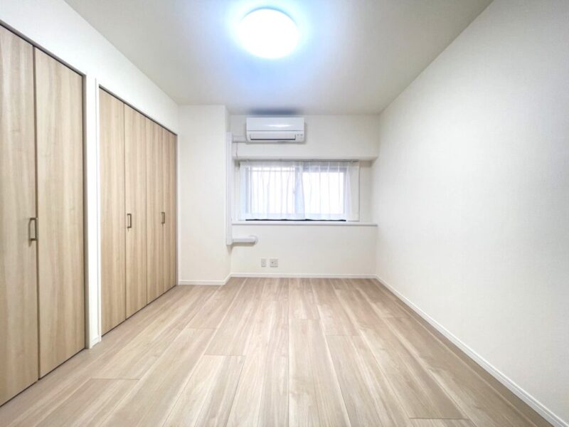 【洋室：約7帖】夫婦で使い分けもできる2つのクローゼットを備え、居室スペースも広くご利用頂けます。大型ベッドが置ける広さで、主寝室におすすめです。