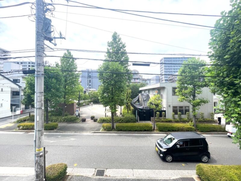 【住戸からの眺望】眼下は道路で、前面の建物まで距離が保たれているので陽光も注ぎ、周辺は緑豊かで低層の建物も多く開放感もあり、広い空も仰げる眺望です。