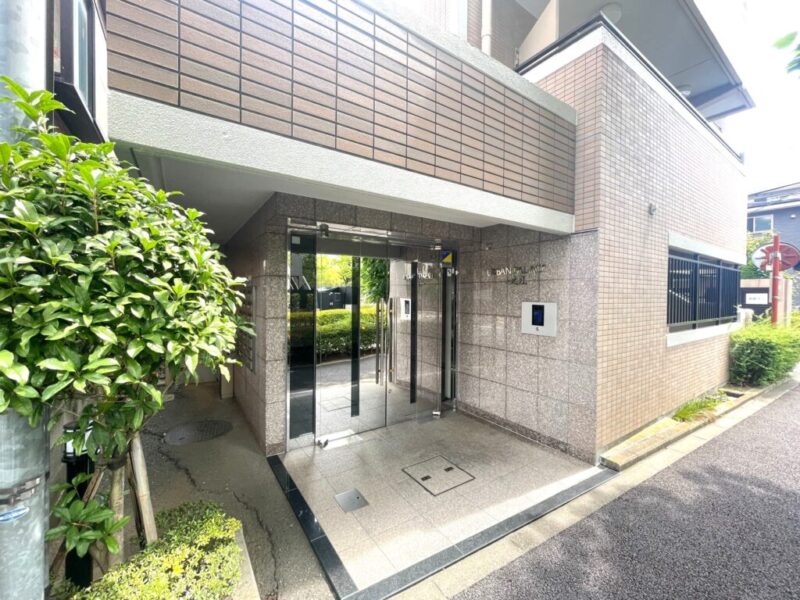 【エントランス】落ち着いた佇まいのエントランスが住まいへの品格あるアプローチを演出。駅近ながら穏やかな住環境を感じられます。