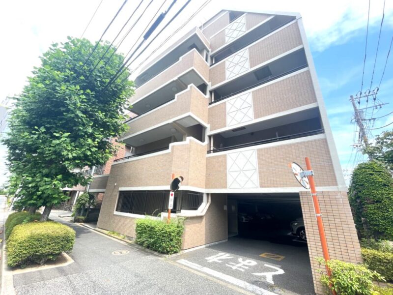 【外観】駅近ながら穏やかな住環境に佇む、ブラウンタイル張りの重厚感のあるレジデンス。端正な外観が街並みに馴染みます。1998年1月築、多田建設施工、第一交通旧分譲の地上5階建、総戸数22戸の低層レジデンス。最寄りの「一之江」駅から都営新宿線を利用でき、新宿方面へダイレクトにアクセス可能です。駅徒歩3分のため、毎日の通勤・通学や外出時の駅までの移動もスムーズです。駅前にはスーパーやコンビニ、ドラッグストアなど生活に便利な施設が揃っています。駅からの帰宅途中に買い物を済ませやすく、忙しい日々にも嬉しい立地です。「一之江ゆりのき公園」向かいで緑豊かな環境。「一之江緑地」も徒歩圏にあり、お子さまとの散歩や気分転換にも適しています。小学校・中学校も徒歩10分圏内です。