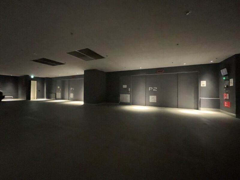 【駐車場】敷地内にある屋内駐車場はゲート付きでセキュリティーにも配慮され、天候による汚れや日焼けなどから大切なお車を守ります。