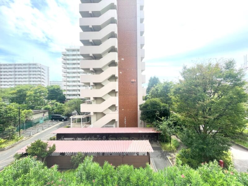 【住戸からの眺望】眼下はグリーンが広がり、前面の建物まで距離が保たれているので陽光も注ぎ、開放感もあり、広い空も仰げる眺望です。