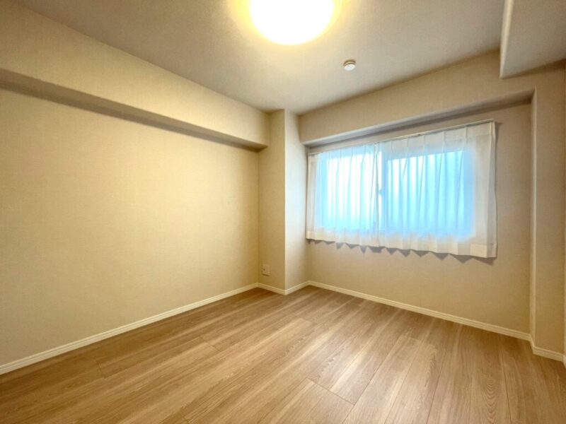 【洋室：約5.2帖】北西向きの採光がある洋室は、玄関に隣接しプライベート性が高く、勉強や作業にも集中できそうなお部屋です。間口が広く使い勝手の良いクローゼットを備えています。