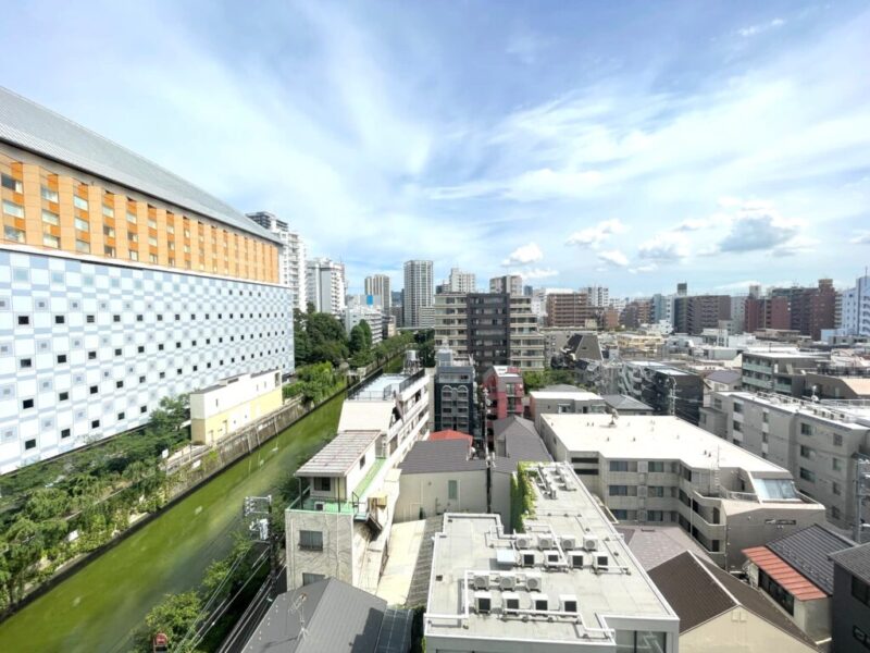 【住戸からの眺望】都会的な高層ビルが建ち並ぶ風景ながら緑もあり、眼前は高い建物も少なく広い空も仰げる開放感のある眺望です。