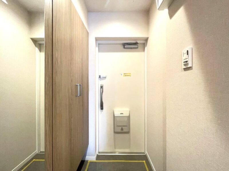 【玄関】玄関は落ち着いた雰囲気です。高さのあるシューズクローゼットが設置されており、たっぷりのシューズが収納できます。フロートタイプなので、お掃除もしやすく玄関フロアもさらに広く感じられます。姿見も付いていて、お出掛け前の身だしなみチェックもできます。