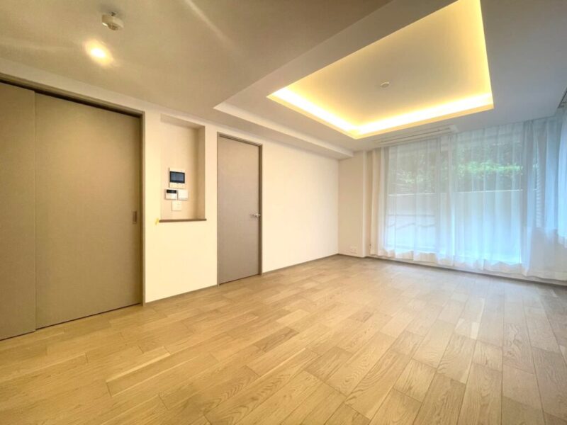 【LDK:約15.3帖】ホワイトを基調とした内装に、木目の美しいフローリングや建具で、木のぬくもりを感じるナチュラルモダンな雰囲気のリビングダイニングとなっています。