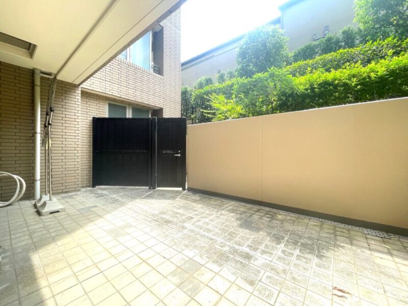 【テラス】植栽のグリーンで囲われ、外部からの視線も感じにくく、プライベート空間で至福のひとときを満喫できます。テーブルやチェアを置いて、カフェタイムなどリフレッシュや寛ぎのスペースとしてもゆったりお過ごし頂けます。
