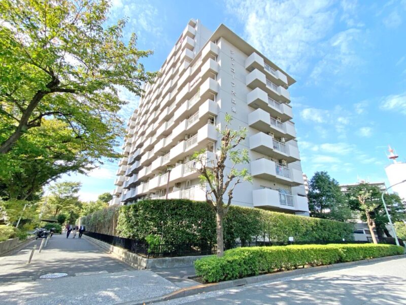 【外観】緑豊かな広大な敷地にL字型に建つ、吹き付けのホワイトの外装で堅硬感がある外観です。1982年1月築、浅沼組/鉄建建設施工、東京都住宅供給公社旧分譲の地上12階建、総戸数127戸のヴィンテージマンションです。「都堀公園」と「平和の森公園」に近接していて緑を感じながら散策やリフレッシュを楽しめます。「平和島」駅を徒歩圏に収め、京急本線を利用できる交通利便性が魅力です。「大森町」駅も利用圏内で、都心方面へ軽快にアクセスできます。徒歩圏内にスーパーやコンビニ、ドラッグストアなどが揃い、日常の買い物もスムーズ。「美原通り仲町商店会」も身近で、生活利便性に恵まれています。「大森東小学校」が近く、「大森東中学校」も徒歩圏で、子育て世帯にも嬉しい環境です。