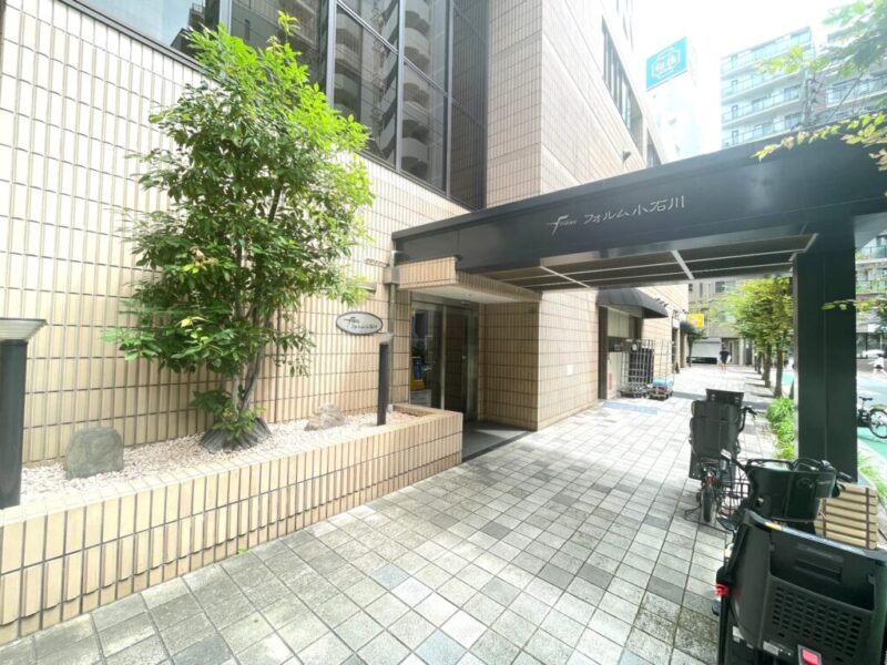 【エントランス】ホテルライクな設えを感じさせるエントランスは、住まいにふさわしい品格と高級感を備えています。オートロックや防犯カメラを備え、安心のセキュリティ体制です。