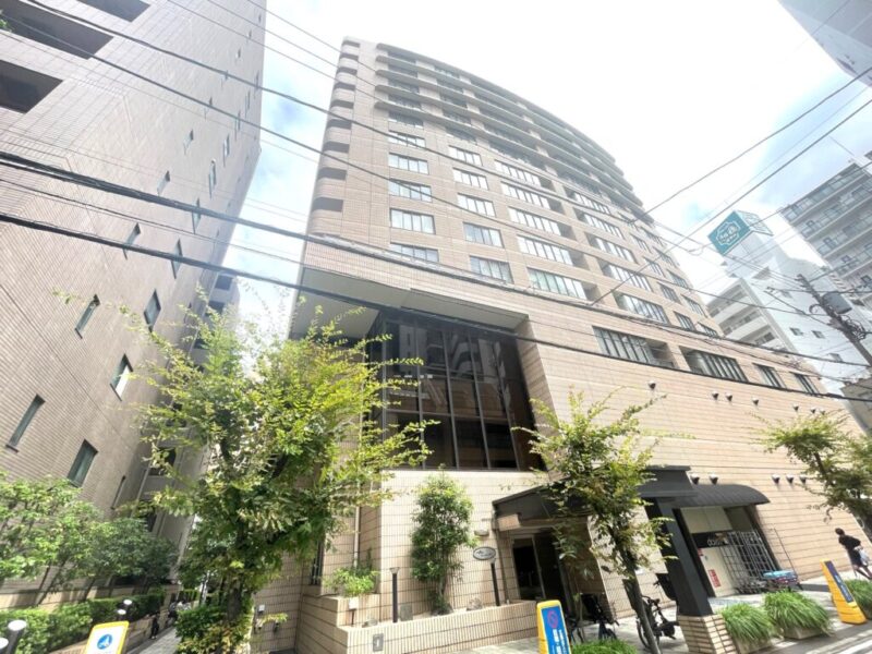 【外観】ブラウンタイル張りの緩いカーブがかったフォルムで重厚感のある外観です。1990年9月築、フジタ工業・イチケン施工、リクルートコスモス旧分譲の地下2階地上14階建、総戸数106戸のヴィンテージマンションです。3方向接道していて、陽当たりや通風にも恵まれています。1階にはスーパーが入り、コンビニもドラッグストアも至近にあり、生活利便性の高い立地です。複数路線が利用できる「後楽園」駅・「春日」駅が近く、新宿・大手町・東京・池袋方面へ軽快にアクセスでき、交通利便性に優れています。「小石川植物園」や「礫川公園」など豊かな自然を身近に感じられる環境です。区立小学校は徒歩3分の位置にあり、教育施設や医療機関も充実し、幅広い世代におすすめです。