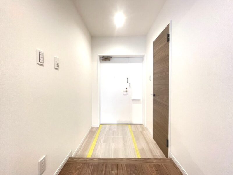 【玄関】落ち着きのある雰囲気で、玄関横にはシューズインクローゼットを備えています。シューズもたっぷり、ベビーカーや傘立ても収納でき、玄関フロアもすっきりご利用頂けます。