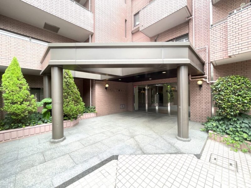 【エントランス】落ち着きのあるデザインで住まう方やゲストを迎えるエントランス。管理の行き届いた共用部が良好な住環境を感じさせます。