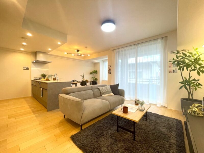 【LDK:約20.7帖】南東向きの採光があり陽当たりが良く、開放感や暖か味のある雰囲気は快適で、家族でゆったり寛げる居心地の良いリビングダイニングです。リビングには床暖房が敷設され、冬は足元も温まり快適にお過ごし頂けます。